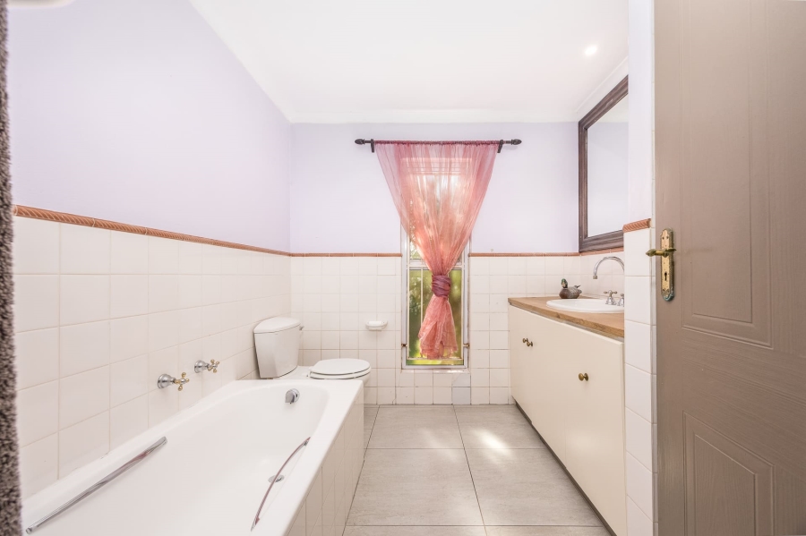 4 Bedroom Property for Sale in Vierlanden Western Cape